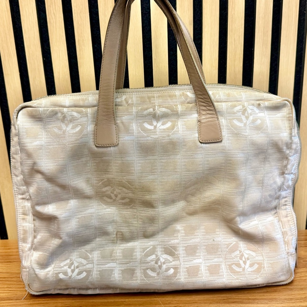 1/59 wins the Burberry! $25 Off $75! Must be used in that show! READ RULES! - Picture 3 of 16